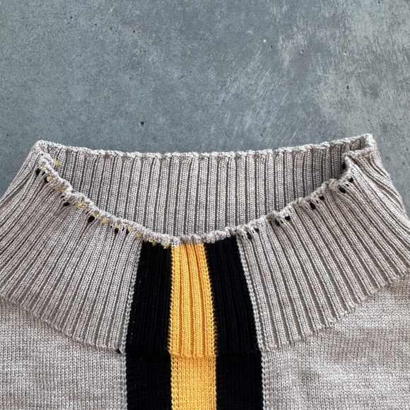 Stylish Gray Sweater with Yellow and Black Stripes - Picture 7 of 11
